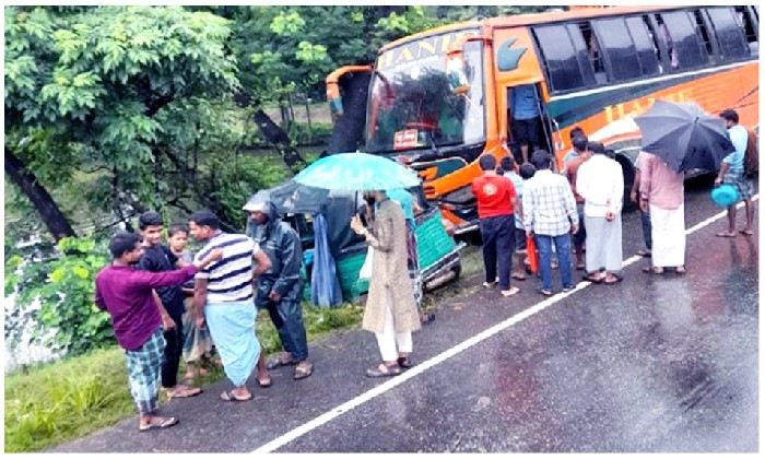 চট্টগ্রাম-কক্সবাজার মহাসড়কে সড়ক দুর্ঘটনায় আহত ৩